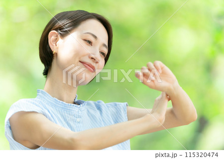 ミドル女性 ビューティー 日差し 見上げる ミドル女性 ビューティー 日差し 見上げる 115320474