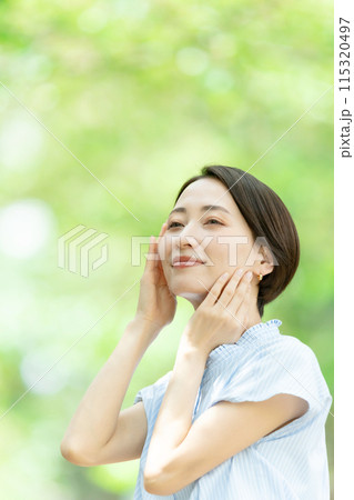 ミドル女性 ビューティー 日差し 縦 ミドル女性 ビューティー 日差し 縦 115320497