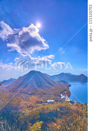 秋の群馬県 榛名山(烏帽子ヶ岳)の山頂から南側(榛名富士,天目山,榛名湖など)の眺望 秋の群馬県 榛名山(烏帽子ヶ岳)の山頂から南側(榛名富士,天目山,榛名湖など)の眺望 115320703