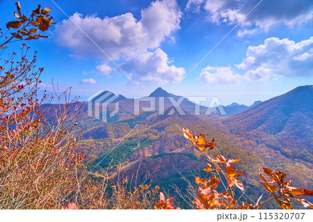 秋の群馬県 榛名山(烏帽子ヶ岳)の山頂から南東側の眺望(相馬山,二ツ岳,蛇ヶ岳など) 115320707