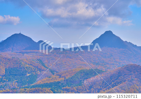 秋の群馬県 榛名山(烏帽子ヶ岳)の山頂から南東側の眺望(相馬山,二ツ岳,蛇ヶ岳など) 秋の群馬県 榛名山(烏帽子ヶ岳)の山頂から南東側の眺望(相馬山,二ツ岳,蛇ヶ岳など) 115320711