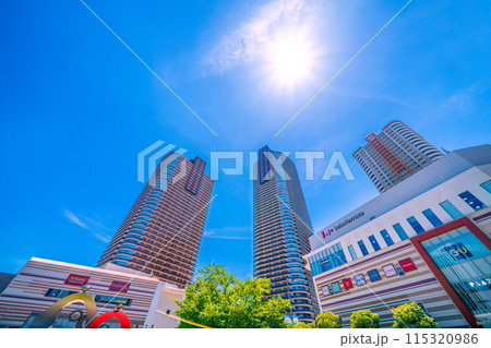日本の川崎都市景観 6月。武蔵小杉駅前のタワーマンション群などを望む 115320986
