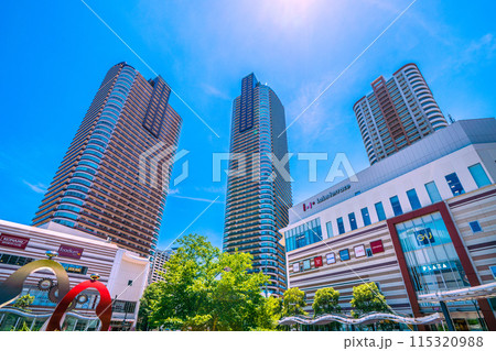 日本の川崎都市景観 6月。武蔵小杉駅前のタワーマンション群などを望む 115320988