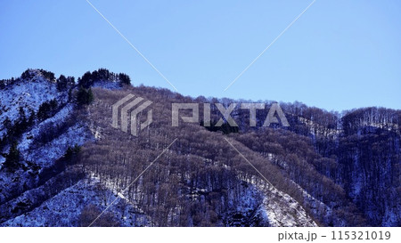 スキー場のリフトから見た晴天のゲレンデ スキー場のリフトから見た晴天のゲレンデ 115321019