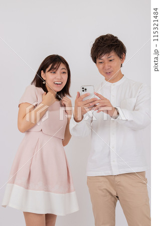 スタジオ内の仲の良い若いカップル 115321484
