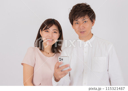 スタジオ内の仲の良い若いカップル 115321487