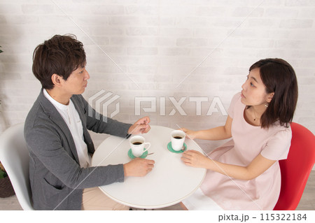 喫茶店で語り合う若いカップル 喫茶店で語り合う若いカップル 115322184
