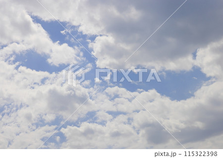 雲のある青空 (背景素材） 115322398