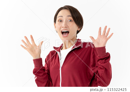 ジャージの女性　驚く 115322425