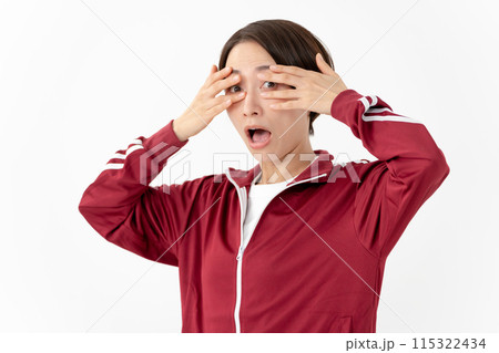 ジャージの女性　驚く 115322434