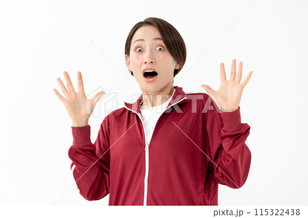 ジャージの女性　驚く 115322438