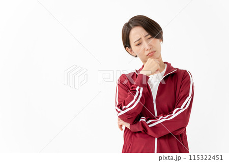 ジャージの女性　悩む 115322451