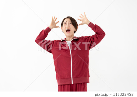 ジャージの女性　悩む　パニック 115322458