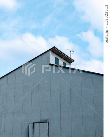 錆びたトタン屋根 115322513