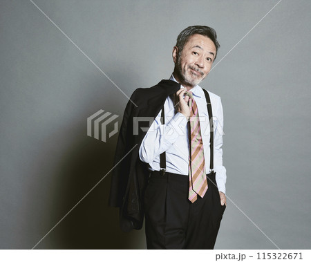 グレーバックのミドル世代のスーツを着たビジネスマン 115322671