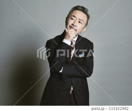 グレーバックのミドル世代のスーツを着たビジネスマン 115322982