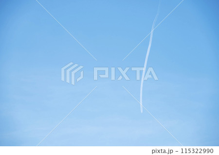 初夏の空 飛行機雲 青空 空 イメージ 初夏の空 飛行機雲 青空 空 イメージ 115322990