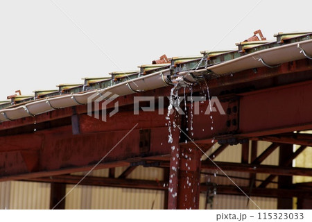 壊れて水漏れする雨樋の様子 115323033