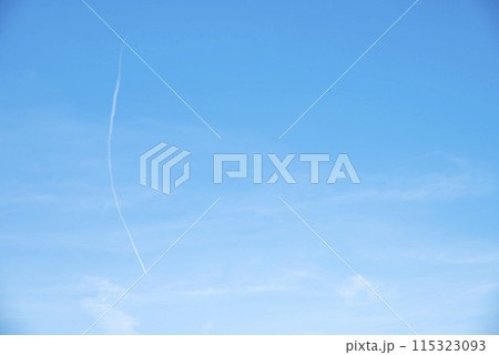 初夏の空 飛行機雲 青空 空 イメージ 初夏の空 飛行機雲 青空 空 イメージ 115323093