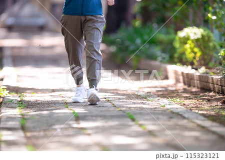 ウォーキング　膝　足元 115323121