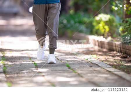ウォーキング　膝　足元 115323122