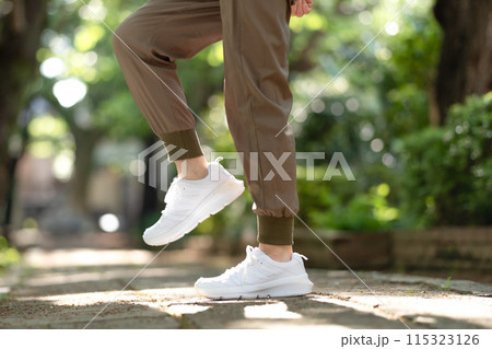 ウォーキング　膝　足元 115323126