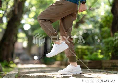 ウォーキング　膝　足元 115323127