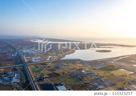 鳥の海と常磐自動車道（宮城県亘理町） 115323257