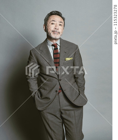 グレーバックのミドル世代のスーツを着たビジネスマン グレーバックのミドル世代のスーツを着たビジネスマン 115323278