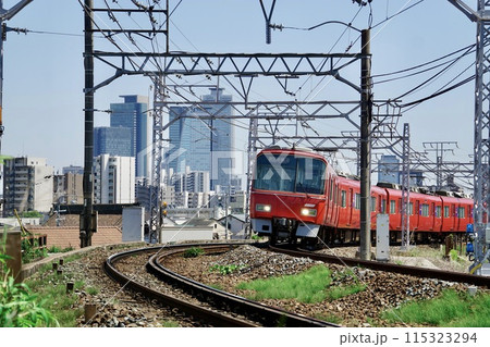 名古屋のビルを背景に走る名鉄電車 115323294