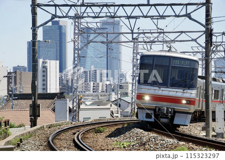 名古屋のビルを背景に走る名鉄電車 115323297