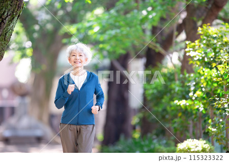 新緑　ランニング　シニア　女性 115323322