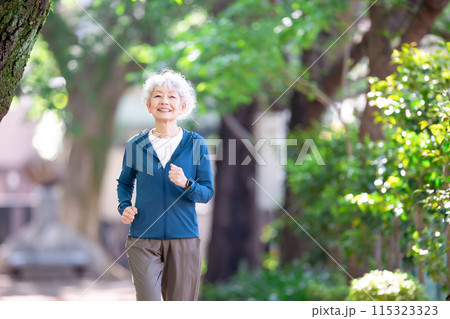 新緑　ランニング　シニア　女性 115323323
