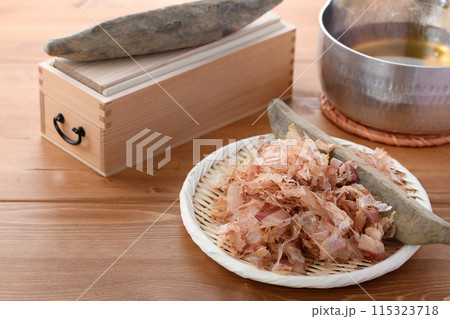鰹節（ 鰹本節 国内産 鰹枯れ節 ）と鰹節削り器 115323718