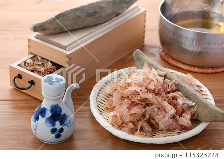 鰹節（ 鰹本節 国内産 鰹枯れ節 ）と鰹節削り器 115323728