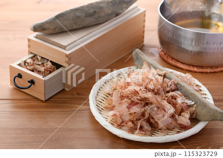 鰹節（ 鰹本節 国内産 鰹枯れ節 ）と鰹節削り器 115323729