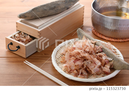 鰹節（ 鰹本節 国内産 鰹枯れ節 ）と鰹節削り器 115323730