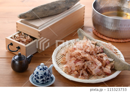 鰹節（ 鰹本節 国内産 鰹枯れ節 ）と鰹節削り器 115323733