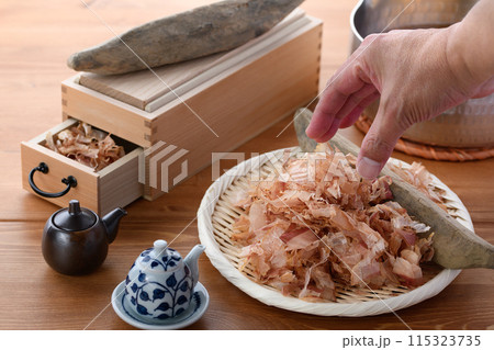 鰹節( 鰹本節 国内産 鰹枯れ節 )と鰹節削り器 鰹節( 鰹本節 国内産 鰹枯れ節 )と鰹節削り器 115323735