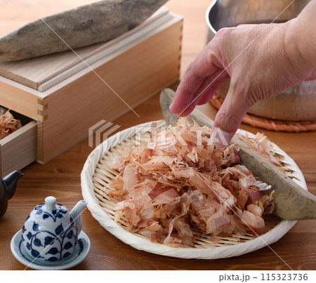 鰹節( 鰹本節 国内産 鰹枯れ節 )と鰹節削り器 鰹節( 鰹本節 国内産 鰹枯れ節 )と鰹節削り器 115323736