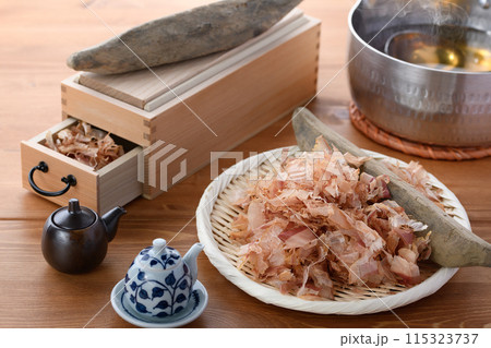 鰹節（ 鰹本節 国内産 鰹枯れ節 ）と鰹節削り器 115323737