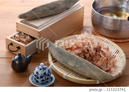 鰹節( 鰹本節 国内産 鰹枯れ節 )と鰹節削り器 鰹節( 鰹本節 国内産 鰹枯れ節 )と鰹節削り器 115323741