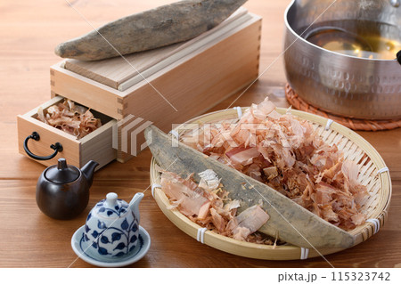 鰹節( 鰹本節 国内産 鰹枯れ節 )と鰹節削り器 鰹節( 鰹本節 国内産 鰹枯れ節 )と鰹節削り器 115323742