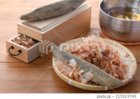鰹節( 鰹本節 国内産 鰹枯れ節 )と鰹節削り器 鰹節( 鰹本節 国内産 鰹枯れ節 )と鰹節削り器 115323745