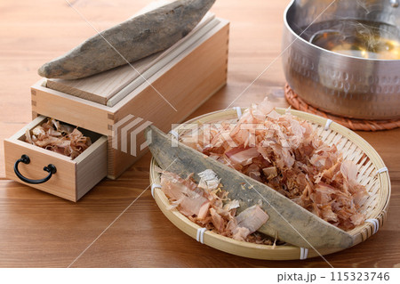鰹節( 鰹本節 国内産 鰹枯れ節 )と鰹節削り器 鰹節( 鰹本節 国内産 鰹枯れ節 )と鰹節削り器 115323746