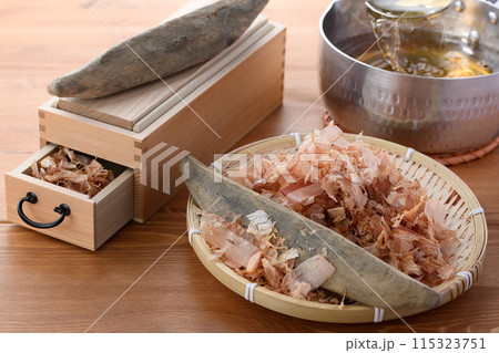 鰹節( 鰹本節 国内産 鰹枯れ節 )と鰹節削り器 鰹節( 鰹本節 国内産 鰹枯れ節 )と鰹節削り器 115323751