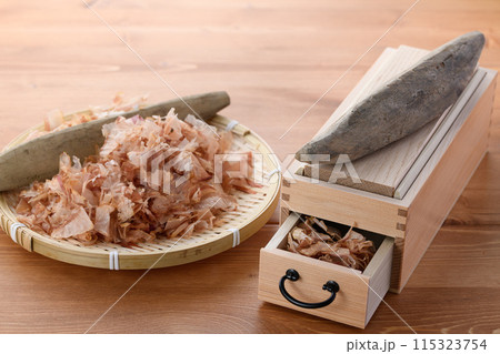 鰹節（ 鰹本節 国内産 鰹枯れ節 ）と鰹節削り器 115323754