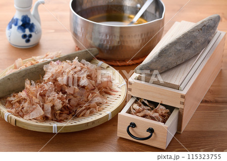 鰹節（ 鰹本節 国内産 鰹枯れ節 ）と鰹節削り器 115323755
