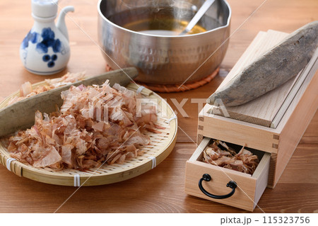 鰹節（ 鰹本節 国内産 鰹枯れ節 ）と鰹節削り器 115323756
