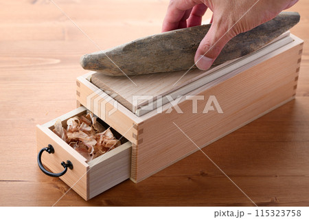 鰹節（ 鰹本節 国内産 鰹枯れ節 ）と鰹節削り器 115323758